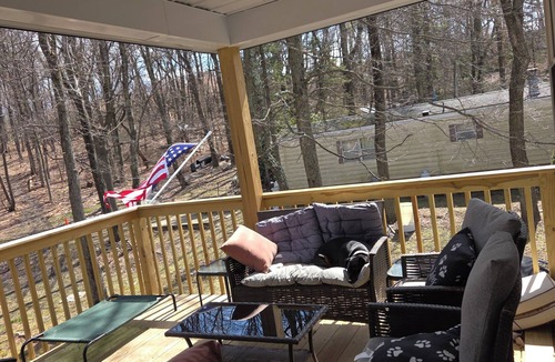 Summit Hill House | Cozy 2-bedroom building in awesome Summit Hill with A/C, fully fenced in yard