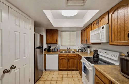 Golden Hills House | Cozy 2 bedroom Condo with Golf Course views