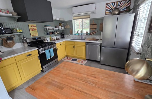 Oak Knoll Village Cabin | Cozy and quiet 2-bedroom cabin amongst towering pines in Prescott.