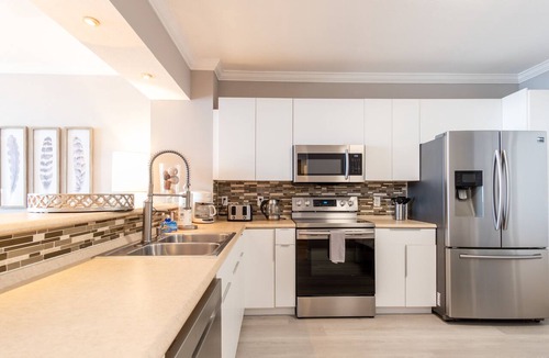Sunny Isles Beach Condo | Cozy and spacious condo with amazing intracoastal views. WIFI + Parking