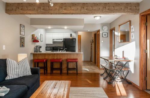 Notch Estates Apartment | Cozy Branson West Condo with Pool Access Near SDC!