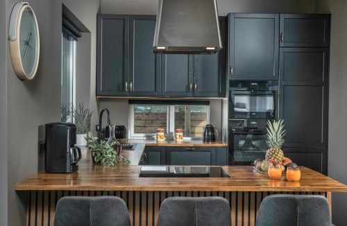 Veidilundur Apartment | Cozy Cabin with Hot Tub & Sauna - Ultimate Retreat