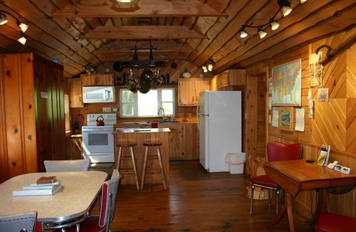 Benton House | Cozy Cabin - Your Perfect Summer Escape Awaits!