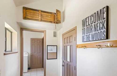 Fort Valley House | Cozy Chalet and Ski Getaway at the base of Snowbowl!!!