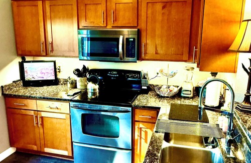 Paradise Valley Village House | Cozy Cottage - 2 BD Energy Efficient Victorian Villa