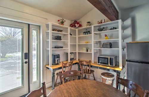 Pinedale House | Cozy Country side Farmhouse @ Acorn Acres
