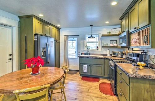 Pinedale House | Cozy Country side Farmhouse @ Acorn Acres