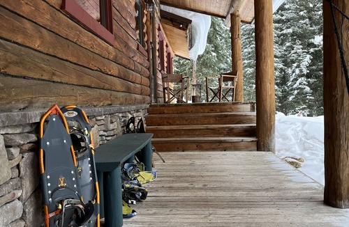 Big Sky House | Cozy, historic cabin in the woods, X-ski in/out, minutes to shops & restaurants