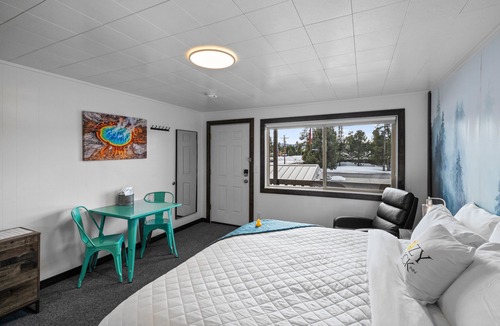 West Yellowstone Hotel | Cozy King Suite at Lazy Duck Inn, just 1 minute to Yellowstone! #23