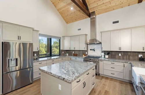 Happy Jack House | Cozy Mountain Cabin with Decks, Fireplace & Games