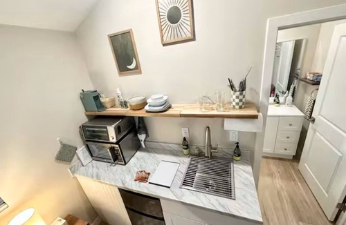 Melrose Paradise Cottage | Cozy Quiet Private Cottage Retreat Near Everything