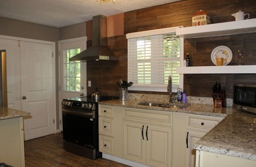 Forest Park House | Cozy, Relaxing 4-Bedroom House in Forest Park