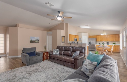 Crossroads House | Cozy & Spacious 3BR Pet Friendly Single-Story Big Backyard near SanTan Mall
