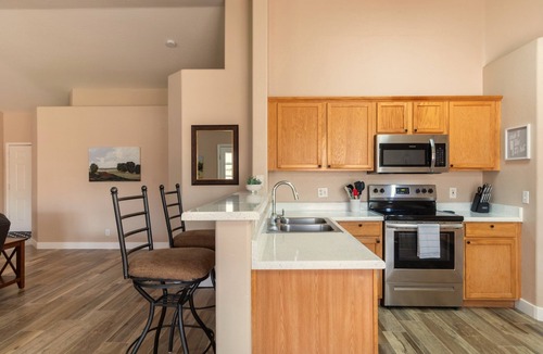 Crossroads House | Cozy & Spacious 3BR Pet Friendly Single-Story Big Backyard near SanTan Mall