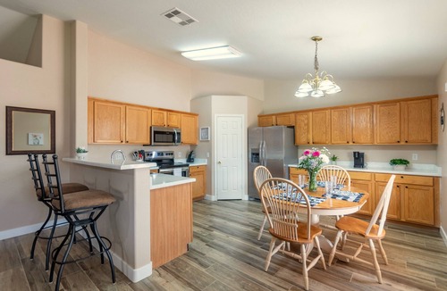Crossroads House | Cozy & Spacious 3BR Pet Friendly Single-Story Big Backyard near SanTan Mall