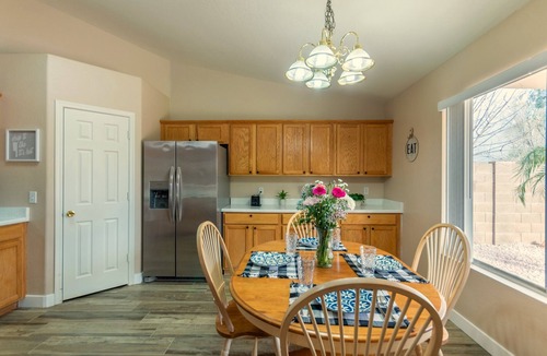 Crossroads House | Cozy & Spacious 3BR Pet Friendly Single-Story Big Backyard near SanTan Mall