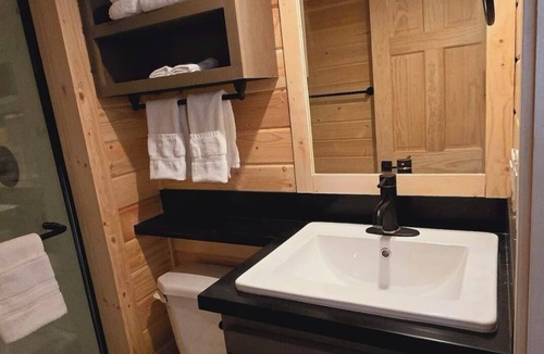 Page Villa | Cozy Tiny Home King Room #18A