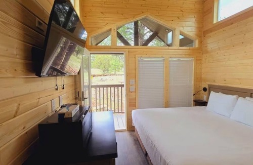 Page Cabin | Cozy Tiny Home King Room #24B
