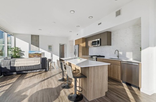 Downtown Phoenix Apartment | CozySuites Adeline 2BR - gym, pool, valet parking!