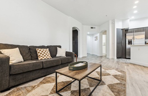 Glendale Sports and Entertainment District Apartment | CozySuites Glendale by the stadium with pool! 28