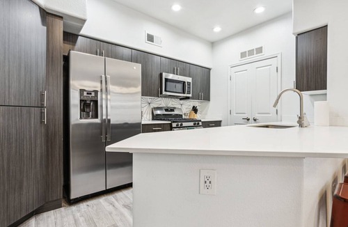 Glendale Sports and Entertainment District Apartment | CozySuites Glendale by the stadium with pool! 28