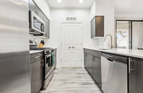 Glendale Sports and Entertainment District Apartment | CozySuites Glendale by the stadium with pool! 28