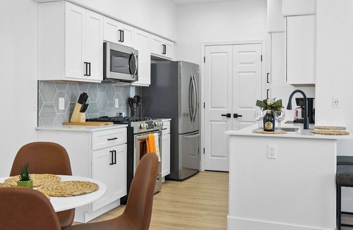 Glendale Sports and Entertainment District Apartment | CozySuites Glendale by the stadium with pool 05