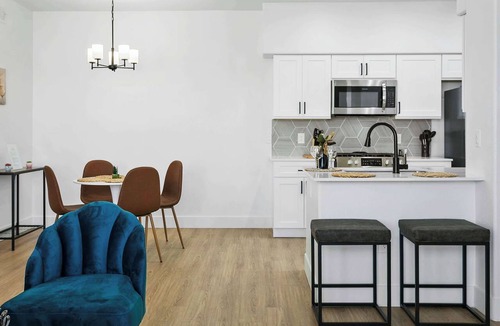 Glendale Sports and Entertainment District Apartment | CozySuites Glendale by the stadium with pool 01
