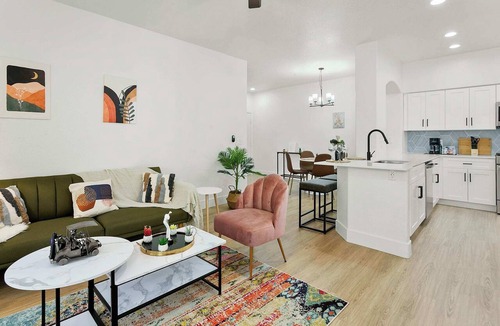 Glendale Sports and Entertainment District Apartment | CozySuites Glendale by the stadium w/pool! 06