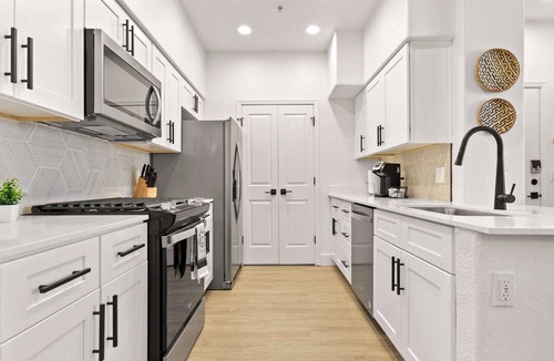 Glendale Sports and Entertainment District Apartment | CozySuites Glendale by the stadium with pool 13