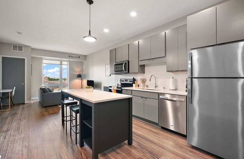Downtown Minneapolis Apartment | CozySuites Marquee 1BR w/pool & gym | Queen bed
