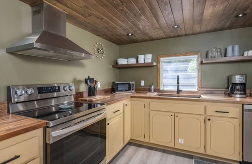Cornville Apartment | Creekside retreat + hot tub near Sedona