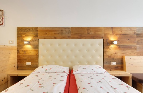 Pedraces Apartment | Crespula ApartmentThis spacious studio apartment for 2-3 people in alpine style.