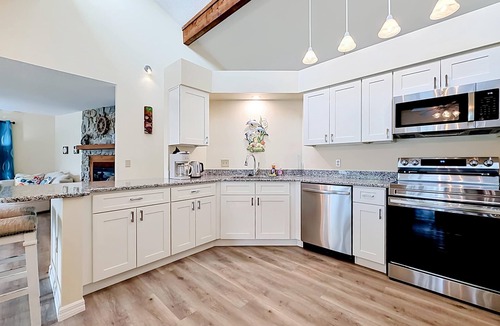 Dixie Shores House | Crystal River 4BR - Private Dock - Sleeps 9