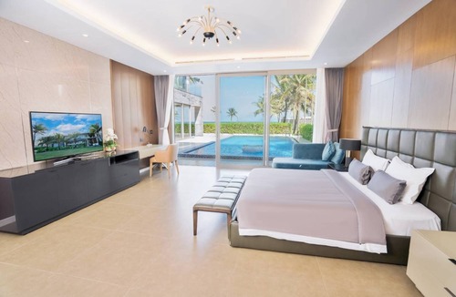 Ngu Hanh Son Villa | Da Nang Group-Friendly Beachfront Villa with Private Pool
