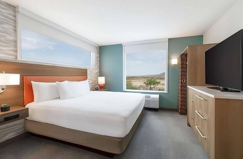 East Mesa Hotel | Desert Oasis Retreat in Mesa! Pool, Free Breakfast, Pets Allowed, Free Parking!