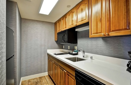 Camelback East Hotel | Desert Oasis Retreat in Phoenix! Free Breakfast, Pool, Kitchen, Pets Allowed!