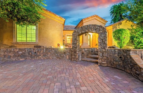 East Mesa House | Desert Paradise Retreat | Luxe 5BR w/Pool in Mesa