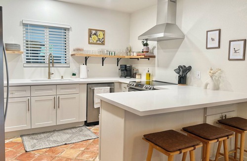 Westside Development House | Desert Playhouse Pool Putt Lounge Watch Wildlife Pets 10 min to Downtown