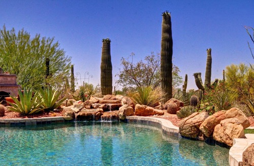 East Mesa House | Desert retreat in luxuriously fenced
