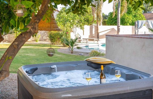 Honeyridge Manor House | Designer Oasis Minutes from Scottsdale Events, Heated Pool,Hot Tub ,Sleeps 8
