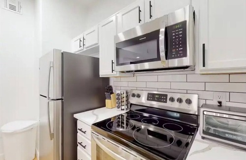 Campus Farm Condo | Dog-Friendly 2BD/2BA Condo w/Pool by River Walk - Low Summer Rates! 🏖️🐕🌞