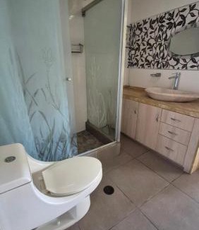 La Perla House | Dormitorio con baño privado a 25 minutos del Apto
