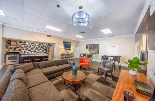 Downtown Minneapolis Apartment | Downtown 2bd Sky Lounge Pool Gym Q