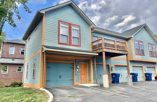 Kennedy King House | Downtown~King Bed~Parking~Balcony~Restaurants~Bars
