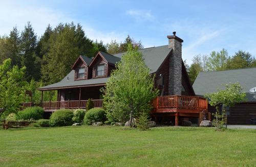 Windham Cabin | DREAM LOG CABIN 110 Acres/Hot Tub/5 Minutes to the slopes/pond/river/internet