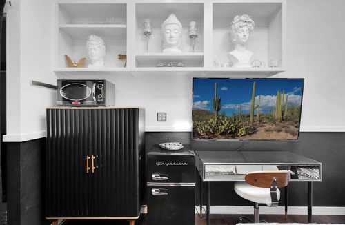 West University Apartment | Dreamy Monochromatic Studio! Close to UofA! Walk to campus/4th ave/downtown!