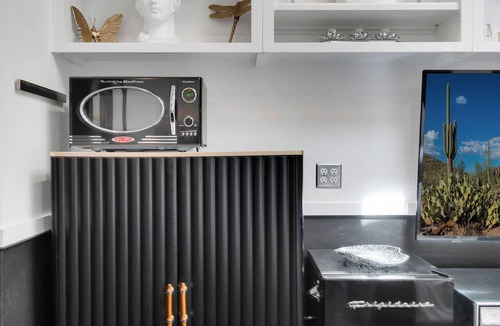 West University Apartment | Dreamy Monochromatic Studio! Close to UofA! Walk to campus/4th ave/downtown!