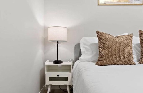 St. Anthony West Apartment | DT, UMN, Lux 2BD Gym, Rooftop, Free Street Parking