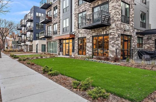 St. Anthony West Apartment | DT, UMN, Lux 2BD Gym, Rooftop, Free Street Parking